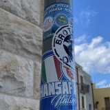 Una tendenza cominciata subito dopo il Covid che non ha risparmiato nemmeno Bari. Sulla Muraglia ad esempio scorgiamo un palo ricoperto da tanti stickers celesti: sono quelli dell�Hansa Rostock, squadra tedesca di terza serie dell�omonima cittadina affacciata sul mar Baltico